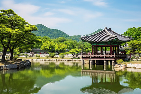 一个小亭子和池塘，背景是一座山