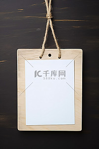 悬挂夹子背景图片_带有白色标签的木板悬挂在线条上