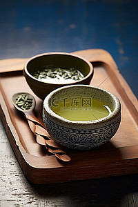 一碗绿茶放在两碗茶旁边