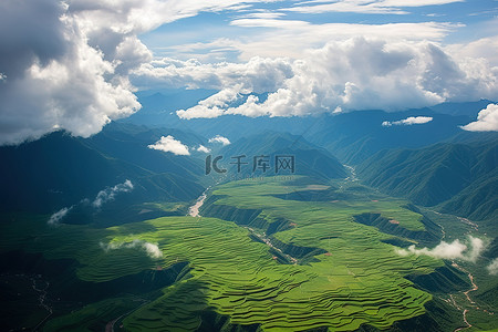 鸟瞰山区绿色稻田上空的云彩