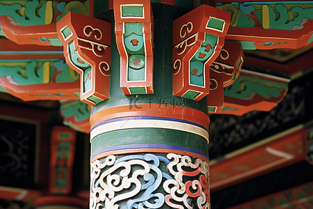 柱子彩色背景图片_寺庙里的彩色木制柱子
