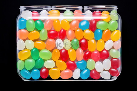 彩色果冻豆罐，里面装着黑白相间的糖果