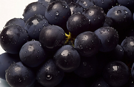 甜甜的葡萄背景图片_白色的表面上有一串黑色的葡萄
