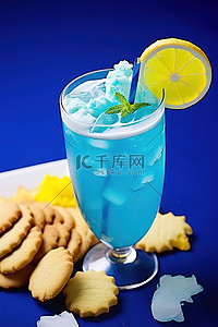 蓝色鸡尾酒配柠檬片和饼干