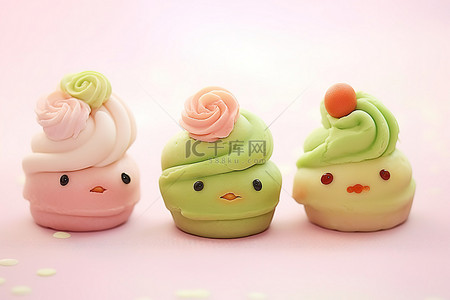 甜筒背景图片_粉红色表面上的三个亚洲风格甜筒