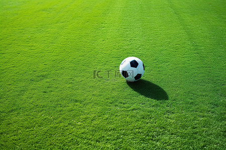 一个空的足球在绿色的场地上