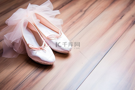 芭蕾背景图片_芭蕾舞女演员的芭蕾舞鞋放在木地板上