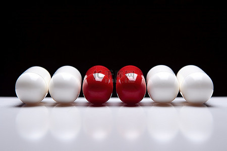 奥克夏高原图背景图片_白色背景上排成一排的白色和红色奥克塔维红色和白色药丸