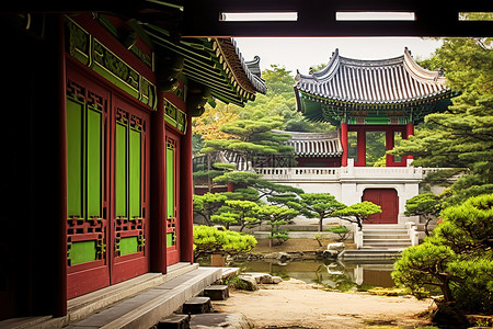 亚洲花园中的一扇绿色门