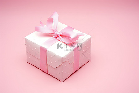 粉红色背景中漂亮的礼物盒