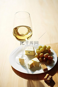 餐桌上的酒杯中盛放的白葡萄酒和食物