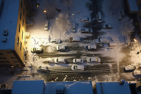 雪佛兰汽车促销背景图片_白雪皑皑的车道，下面有汽车在建筑物上方旧金山加利福尼亚州冬季冬季公园皇后区