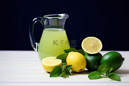 柠檬食物背景图片_水罐用石灰柠檬和鳄梨叶