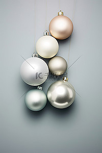 圣诞环背景图片_灰色表面上同一环的圣诞球