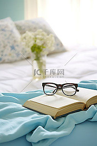 床上放着一张床，上面放着书本眼镜和眼镜