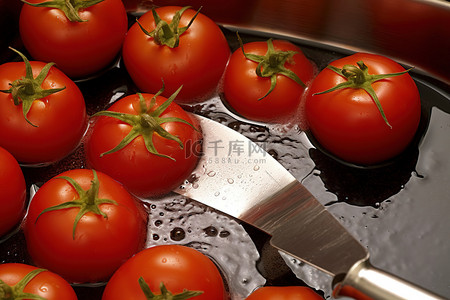 表示更多的标志背景图片_厨房水槽上有更多西红柿