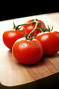 木板上的三个新鲜西红柿