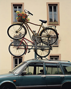 车顶上有三辆自行车