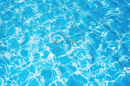 蓝色的水从游泳池里游泳