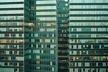 一群高高的摩天大楼组成了一座大型办公楼