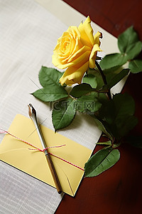 背景中桌子上放着一朵黄玫瑰，上面有一个信封
