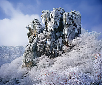 被雪覆盖的岩层