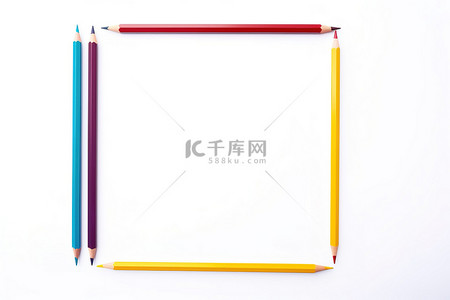 彩色铅笔背景图片_白色背景上的彩色铅笔框架，带黑线