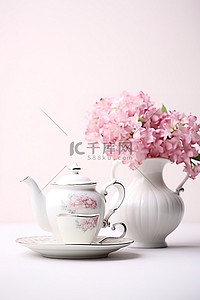 茶壶和茶碟，上面有鲜花