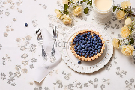 桌上放着蓝莓馅饼，上面放着鲜花和其他东西