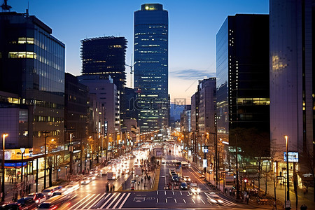 这里有家背景图片_首尔以其繁忙的城市街道而闻名，通勤者经过这里