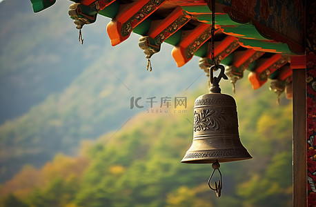 韩国女生背景图片_寺庙屋顶上挂着一口钟