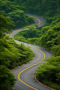 风景优美的道路，两旁是郁郁葱葱的绿色山丘