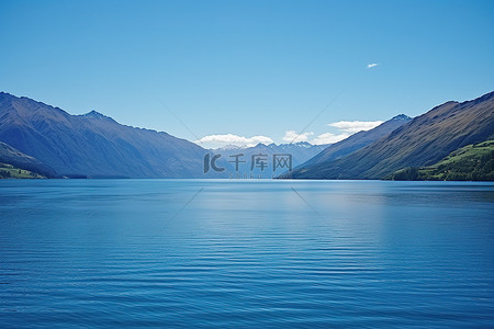 人水背景图片_分隔新西兰山脉和瓦卡希卡湖的水