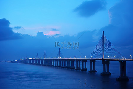 海上大桥背景图片_一座横跨海上的大桥，上面有云彩