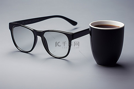 一副眼镜，坐着一杯咖啡，灰色背景