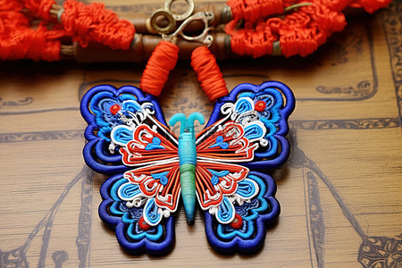 湖边蝴蝶飞舞背景图片_蓝色和红色分层刺绣的东方中国蝴蝶