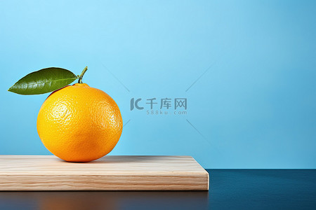 中木板背景图片_蓝色背景中木板上的新鲜柠檬