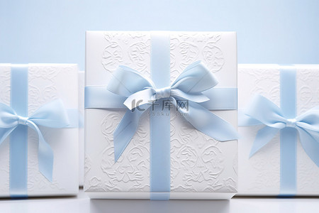 一个有蓝色蝴蝶结和白色亚麻背景的盒子