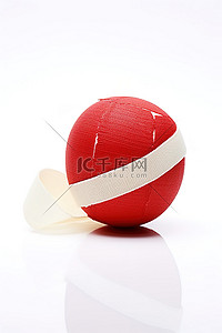 白色背景上的红色夹板球，带绷带