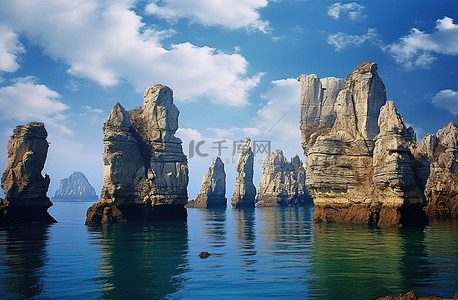 奇怪的背景图片_蓝色海洋旁边的一组岩层