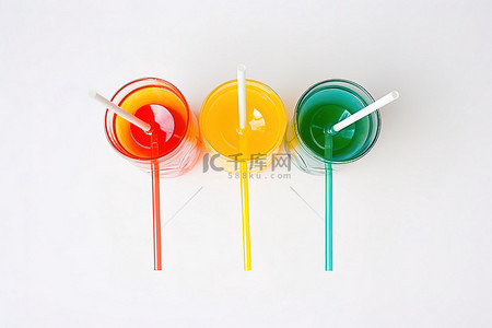 饮料吸管背景图片_白色背景上坐着三个带吸管的彩色棒棒糖