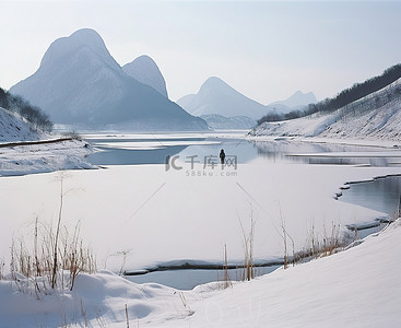 雪山湖景背景图片_冬天的雪山和湖泊