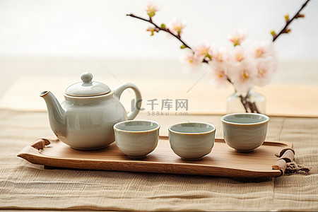 茶咖啡壶背景图片_木托盘上的咖啡壶茶杯和碗
