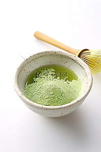 白色背景中装满绿色粉末的碗中的绿色抹茶粉