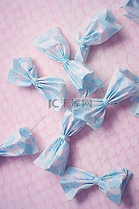 棉质表面上的蓝白绿糖果包装纸