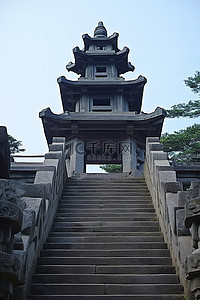 一座大寺庙，有台阶通往顶部