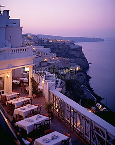 欧洲餐厅背景图片_黄昏时分俯瞰大海的餐厅