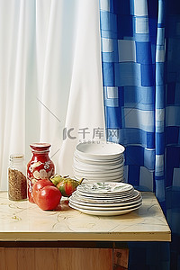 蓝色和白色图案的桌子上挂着白色的窗帘