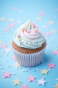 蓝色背景的纸杯蛋糕与粉红色的星星