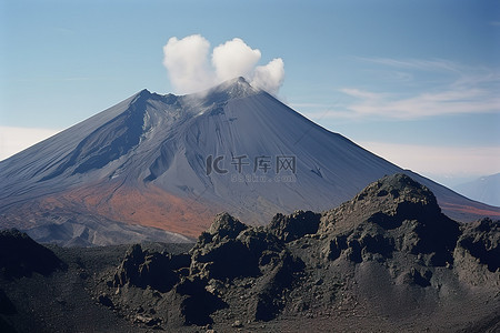 好礼不断等你来背景图片_空中拍摄的一座大火山，云层和岩层不断升起